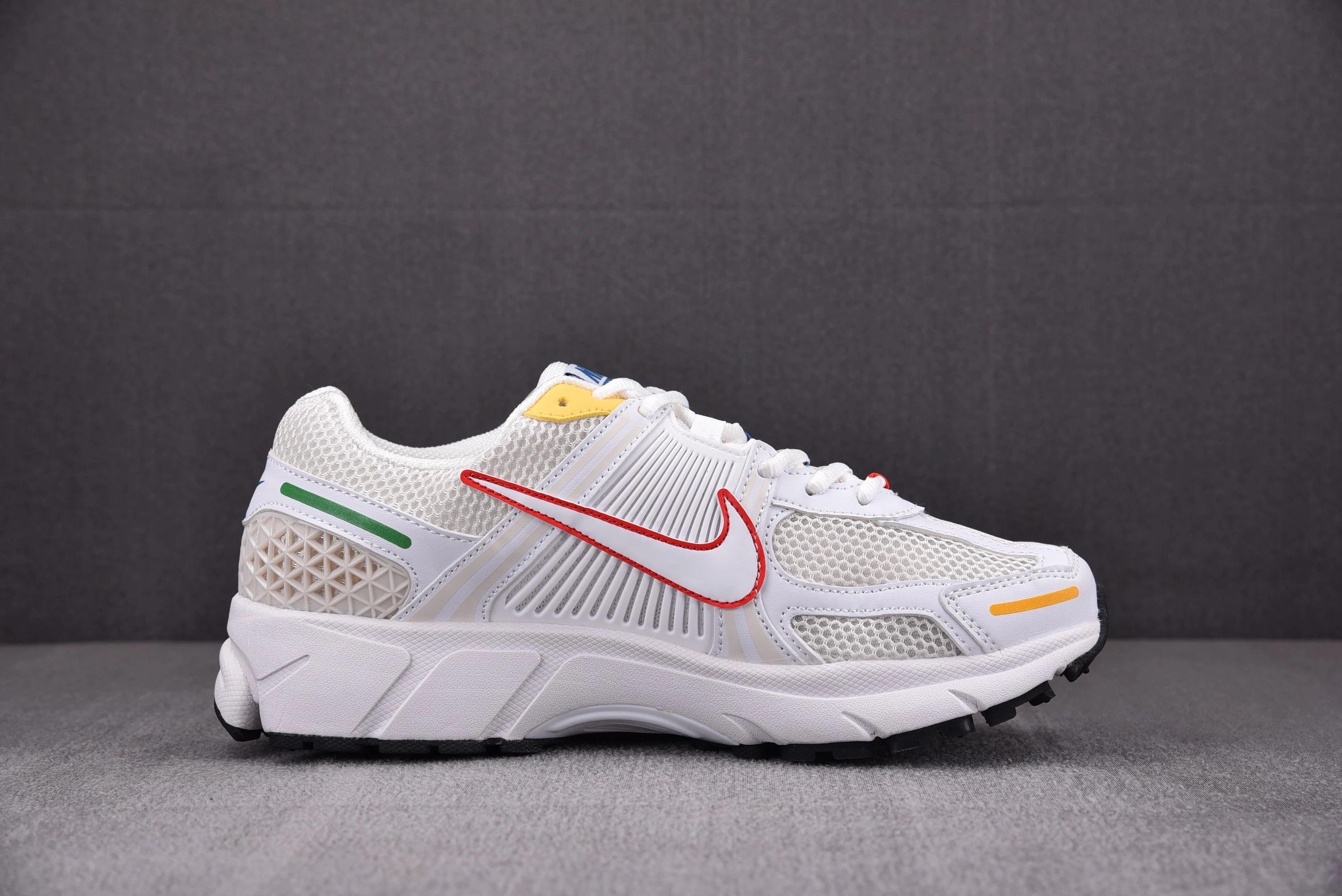 Nike  Air Zoom Vomero 5