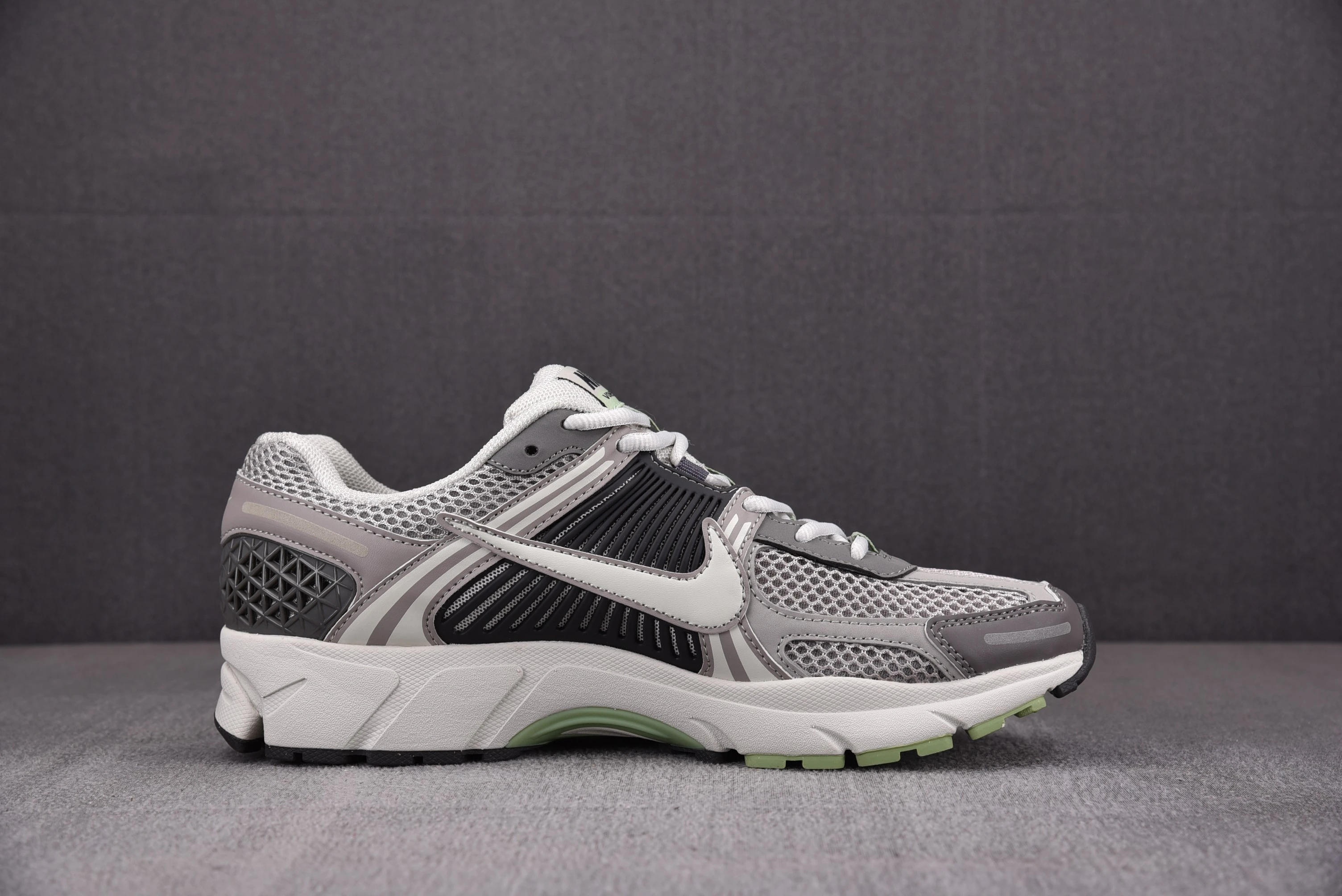 Nike Zoom Vomero 5 Cobblestone Flat Pewter (Women Size!!)