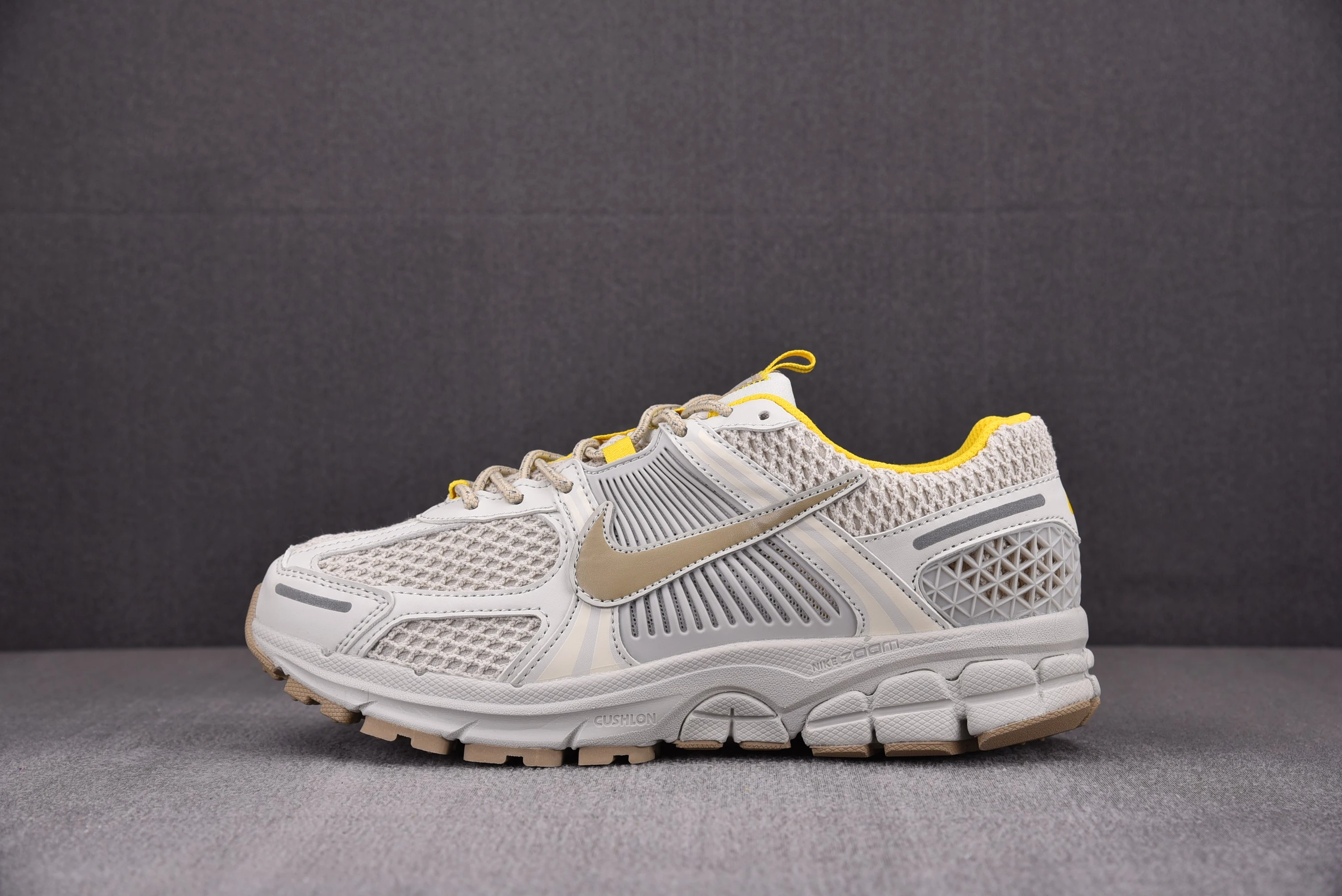 Nike Zoom Vomero 5 Light Bone Yellow