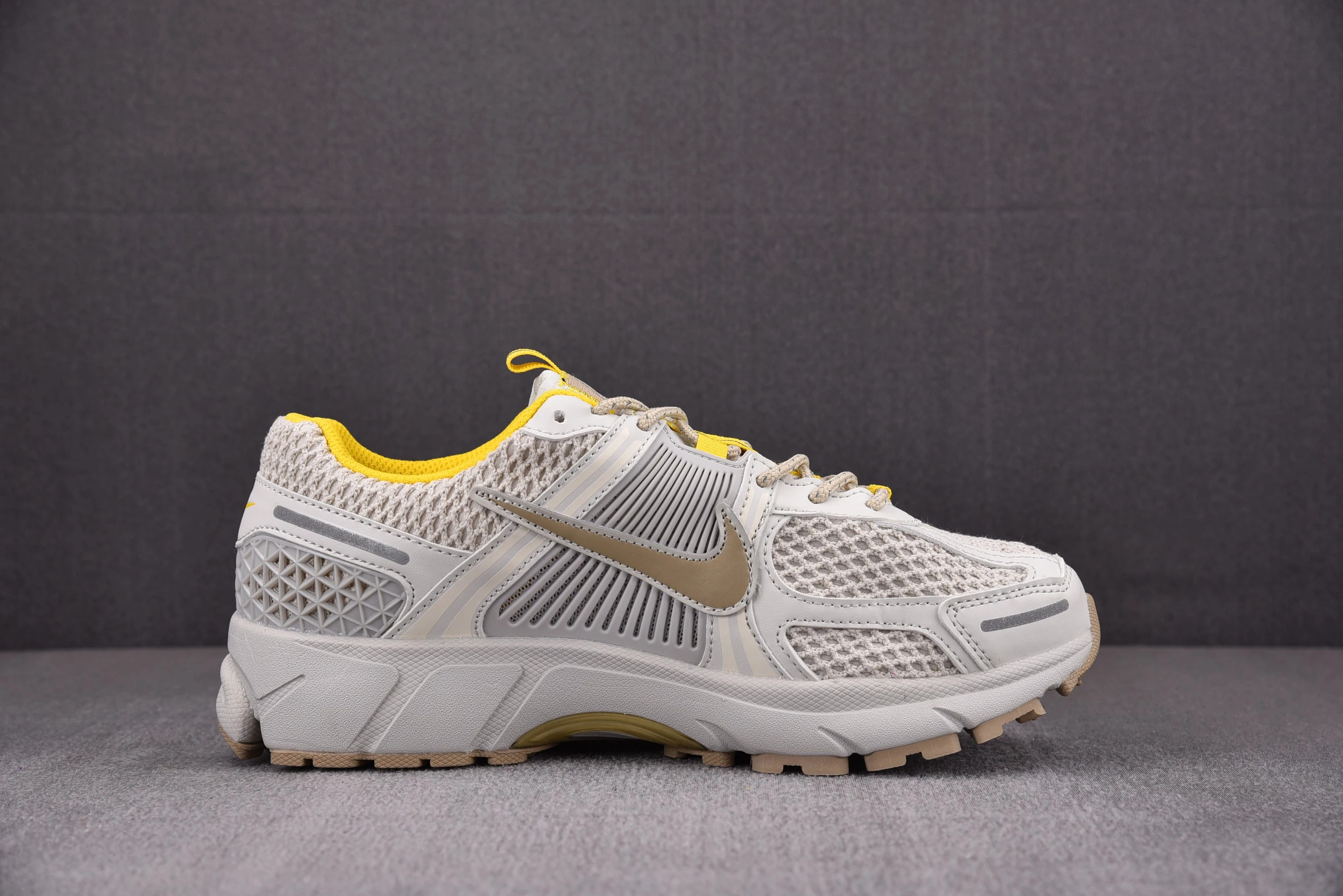 Nike Zoom Vomero 5 Light Bone Yellow