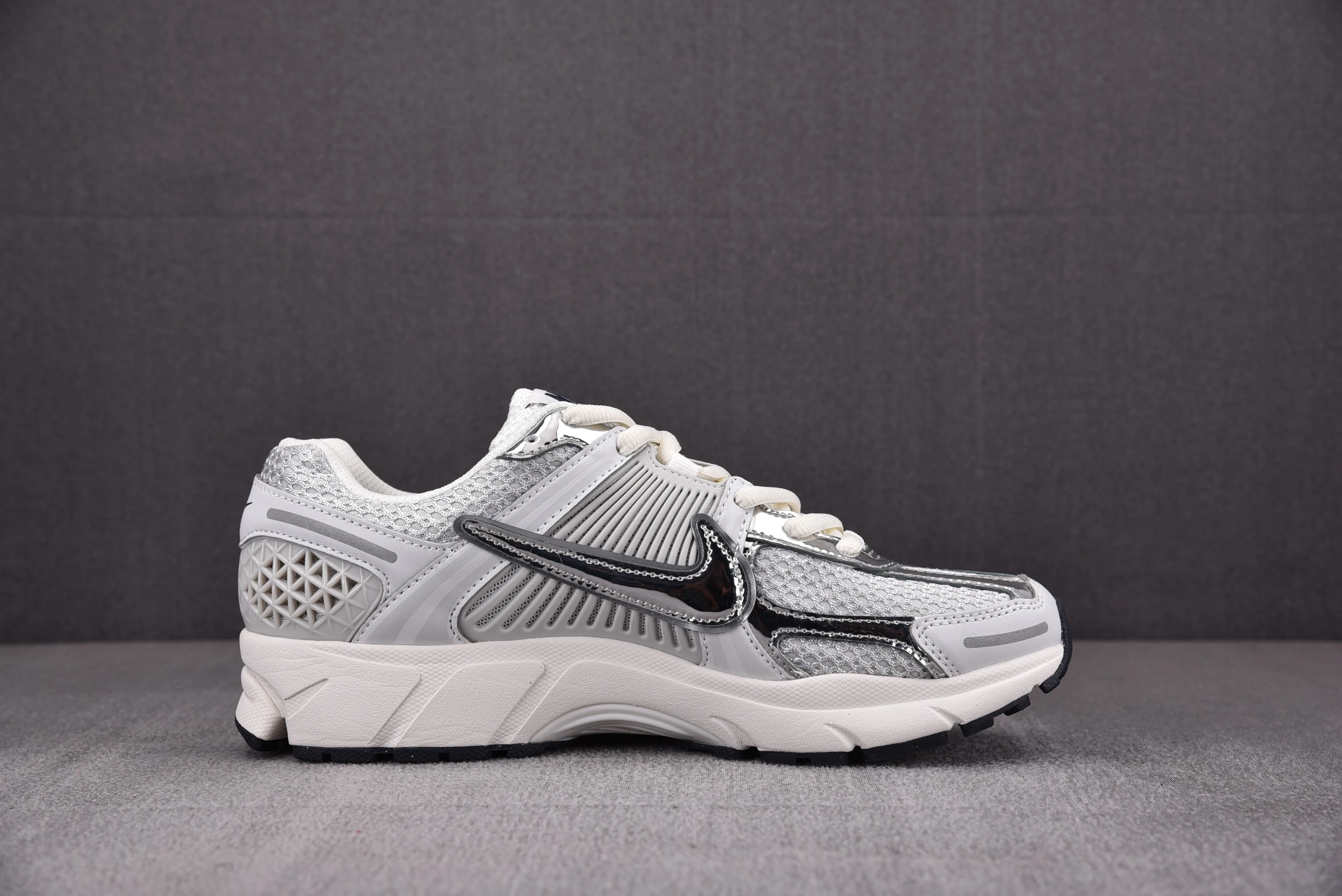 Nike Zoom Vomero 5 Photon Dust Metallic Silver (Women Size!!)